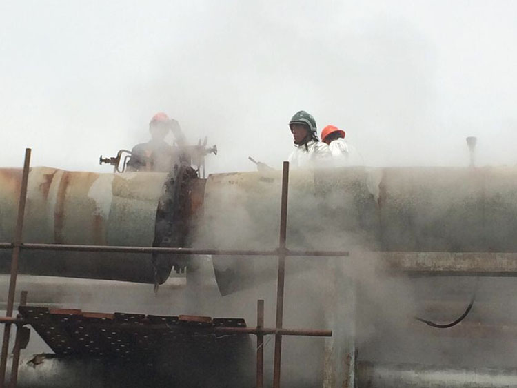新疆芳烃厂公用车间法兰泄漏，DN700PN1.6MPa，温度270℃，采用钢带+螺孔注入法实施堵漏成功