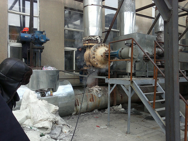 香港辽化电厂法兰：DN400PN6.4MPa，温度420℃ ，垫片腐蚀受损，四周泄漏，采用高温专用胶实施封堵成功。