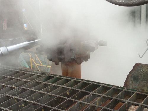 北京辽化烯烃厂裂解炉安全阀泄漏，DN100PN12.0MPa，温度360℃，采用特制夹具和高温胶实施堵漏成功。
